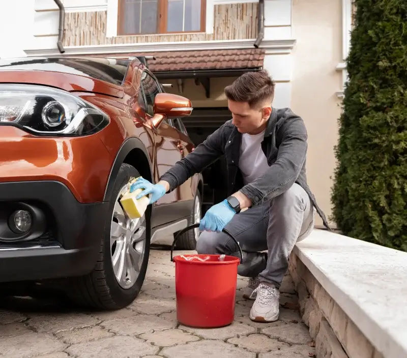 Lavage auto à domicile Monestier-Merlines : professionnel intervenant sur un véhicule